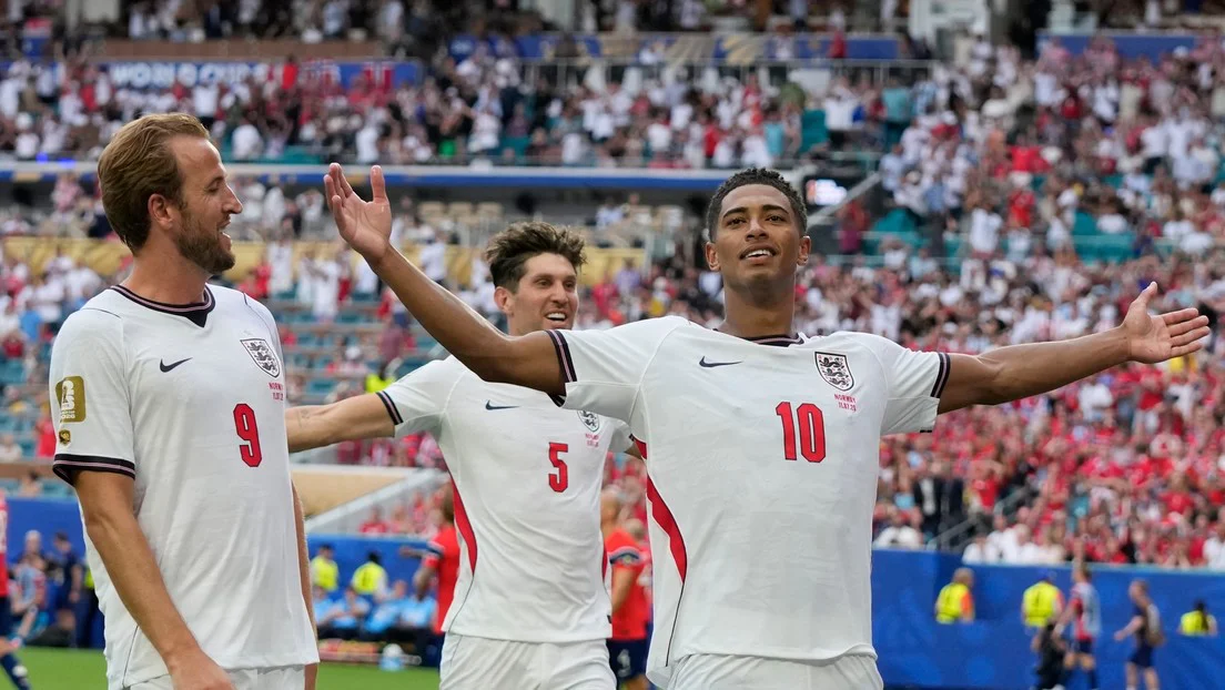 Jude Bellingham, de Inglaterra celebra junto a Harry Kane tras marcar el segundo gol de su equipo contra Noruega Lynne Sladky - AP