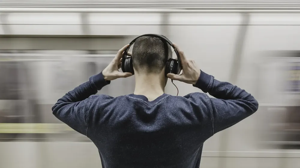 joven-auriculares_98