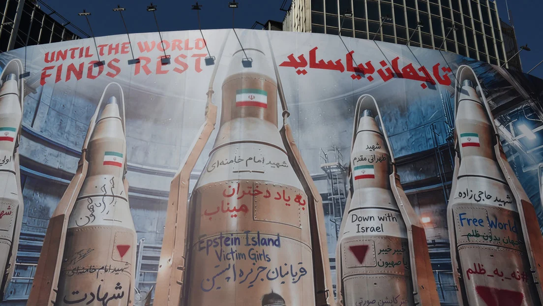 Un cartel muestra misiles iraníes con mensajes en Teherán